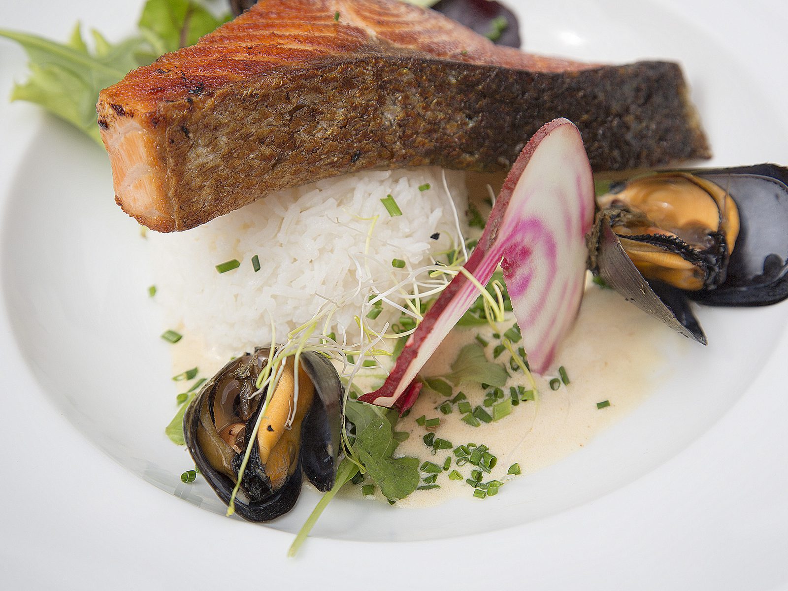 Pavé de saumon, sauce beurre nantais, riz et petits légumes de saison